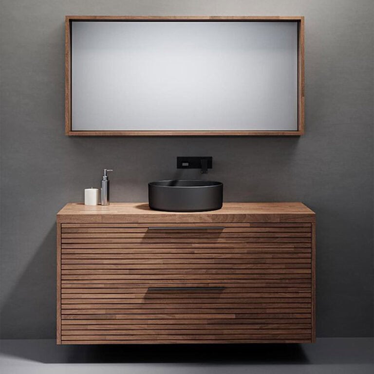 ארון אמבטיה תלוי מעץ אלון מלא עם שתי מגירות ומשטח בוצ'ר עבה – מראה טבעי ואלגנטי בחדר הרחצה.